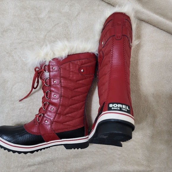 Sorel Red and Black Lace Up Boots for Rugged Adventures - Picture 3 of 5